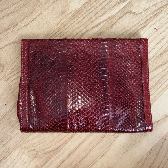 Red crocodile/ Snack skin textured clutch - Picture 2 of 6
